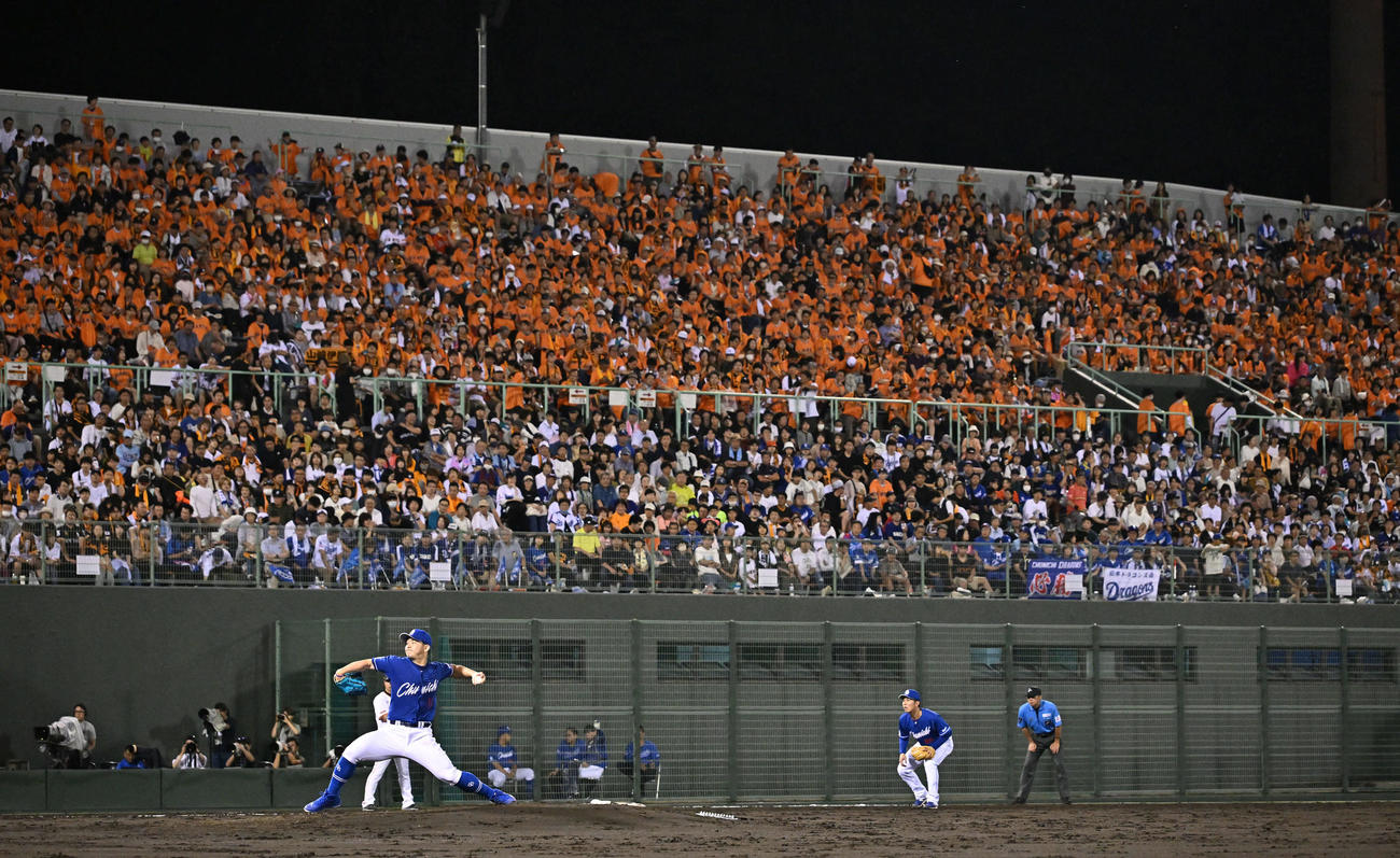 巨人対中日　力投する中日先発の小笠原（撮影・滝沢徹郎）