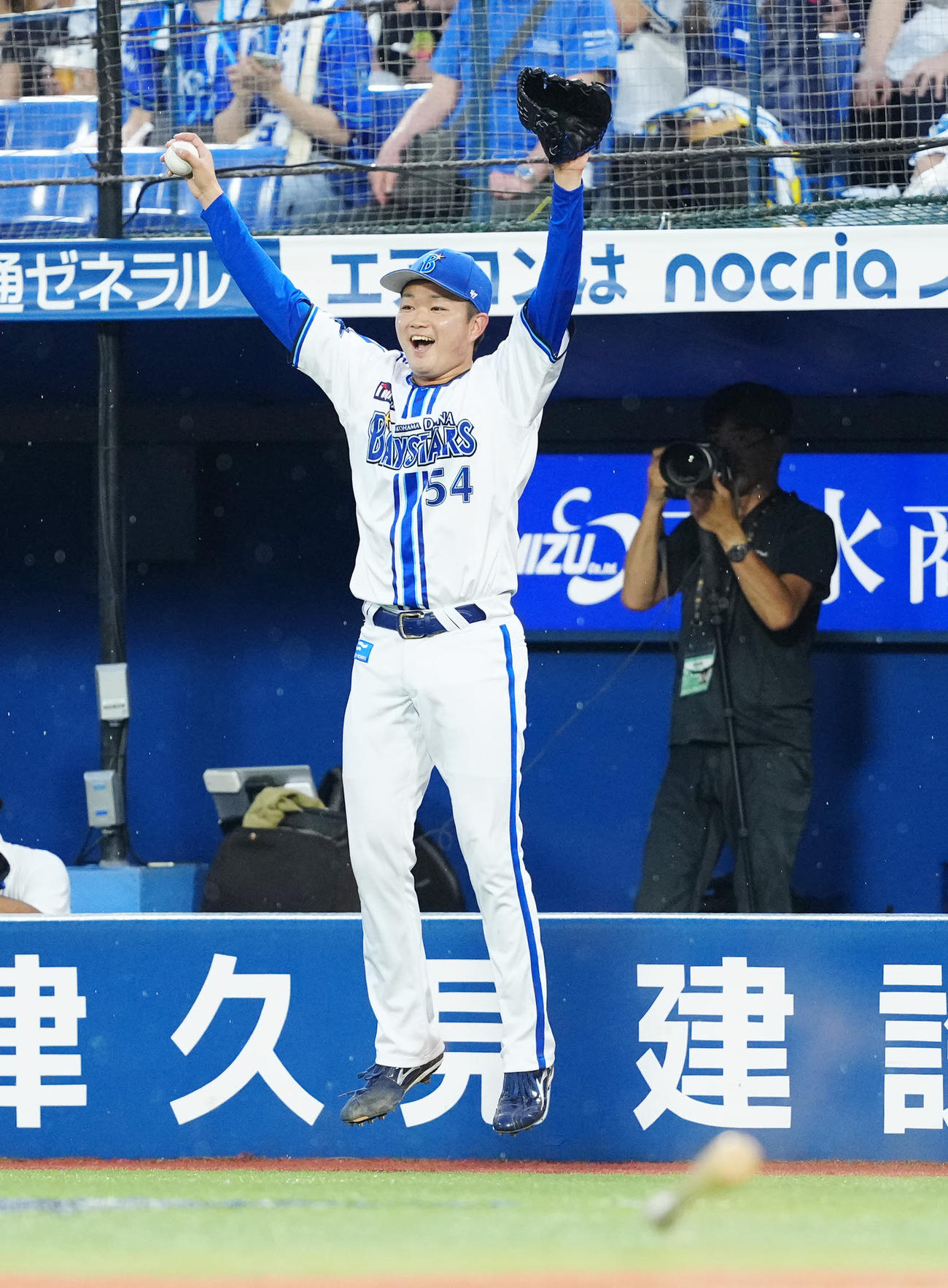 DeNA対ヤクルト　2回裏DeNA2死満塁、度会が先制2点適時二塁打を放ち、ガッツポーズで喜ぶ石田裕（撮影・江口和貴）