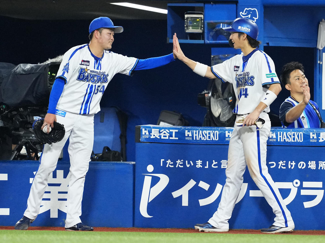 DeNA対ヤクルト　4回裏DeNA2死満塁、佐野の2点適時二塁打で生還した度会（右）とタッチを交わす石田裕（撮影・江口和貴）