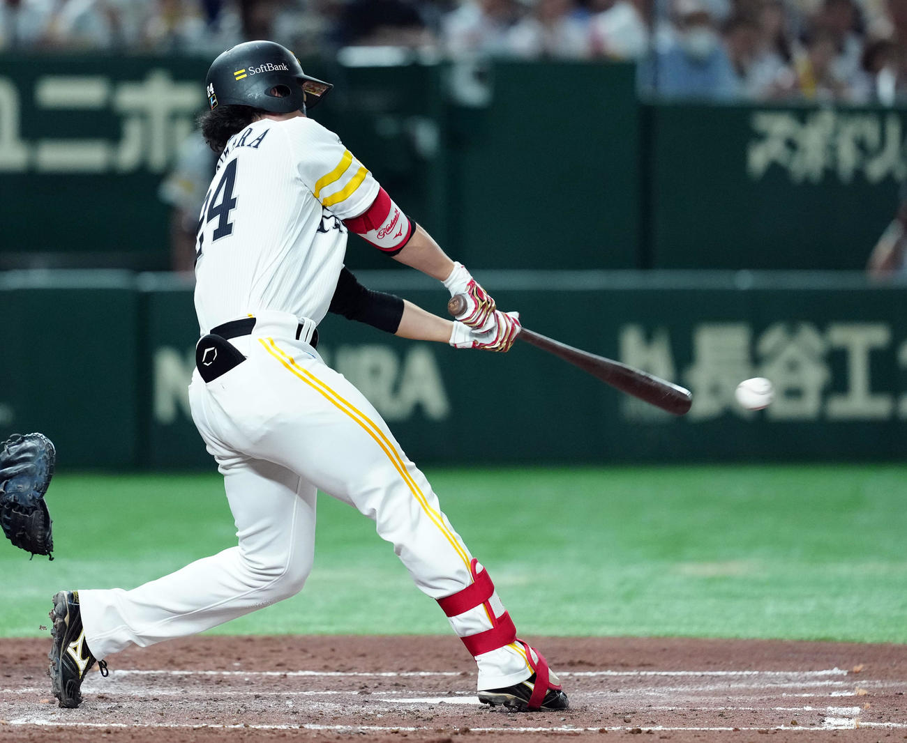 ソフトバンク対西武　3回裏ソフトバンク2死三塁、右前に適時二塁打を放つ栗原（撮影・たえ見朱実）