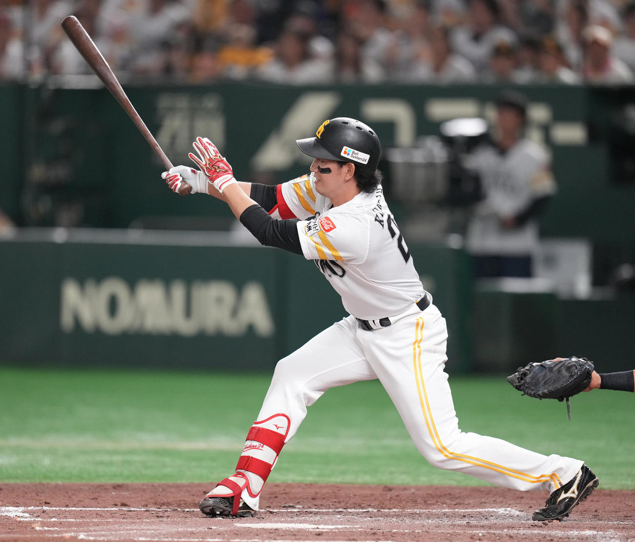 ソフトバンク対西武　3回裏ソフトバンク1死三塁、右適時二塁打を放つ栗原（撮影・鈴木みどり）