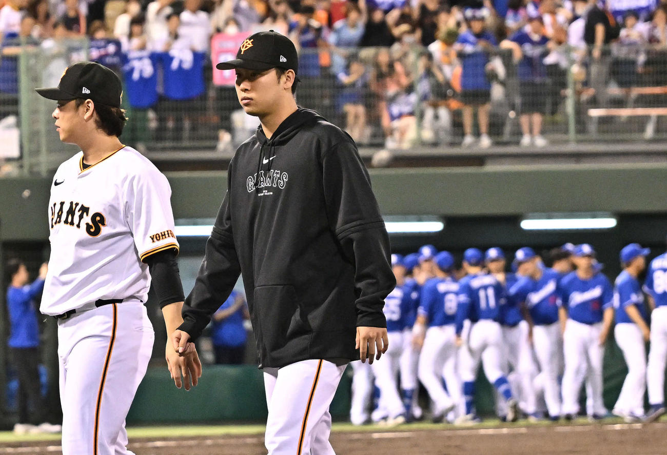 巨人対中日　試合に敗れ引き揚げる巨人山崎伊（手前）（撮影・滝沢徹郎）
