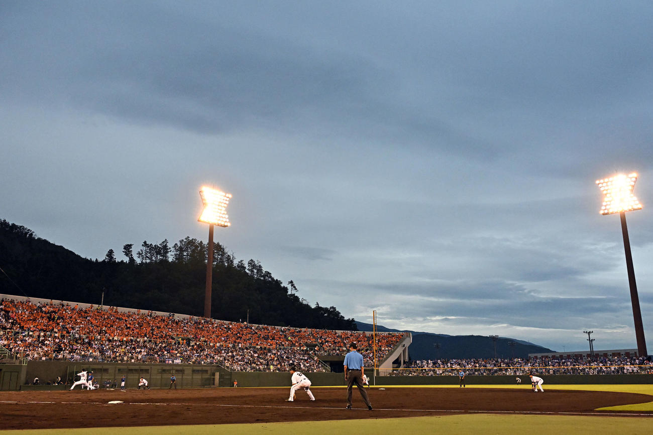 巨人対中日　巨人先発の山崎伊（左）（撮影・滝沢徹郎）