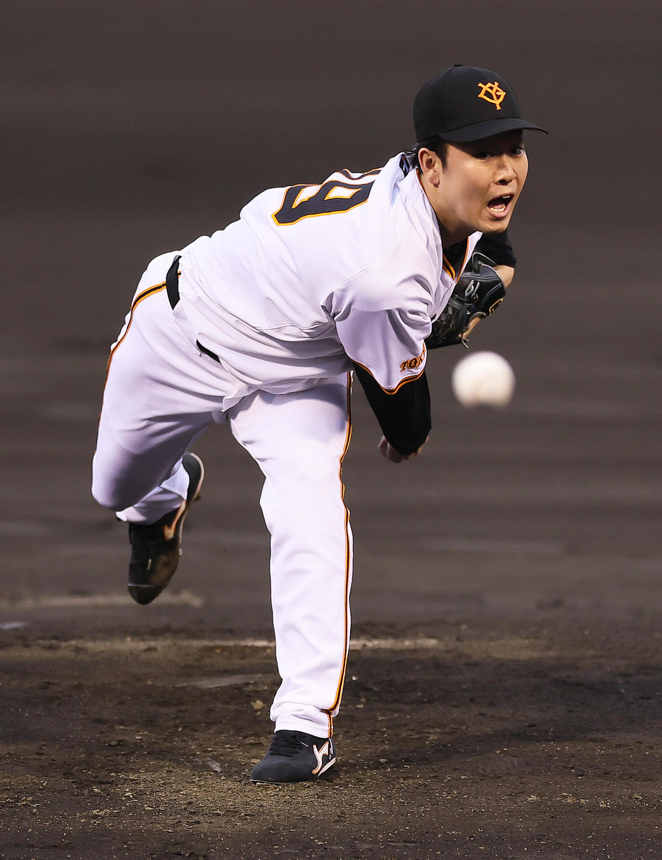 巨人対中日　巨人先発の山崎伊（撮影・足立雅史）