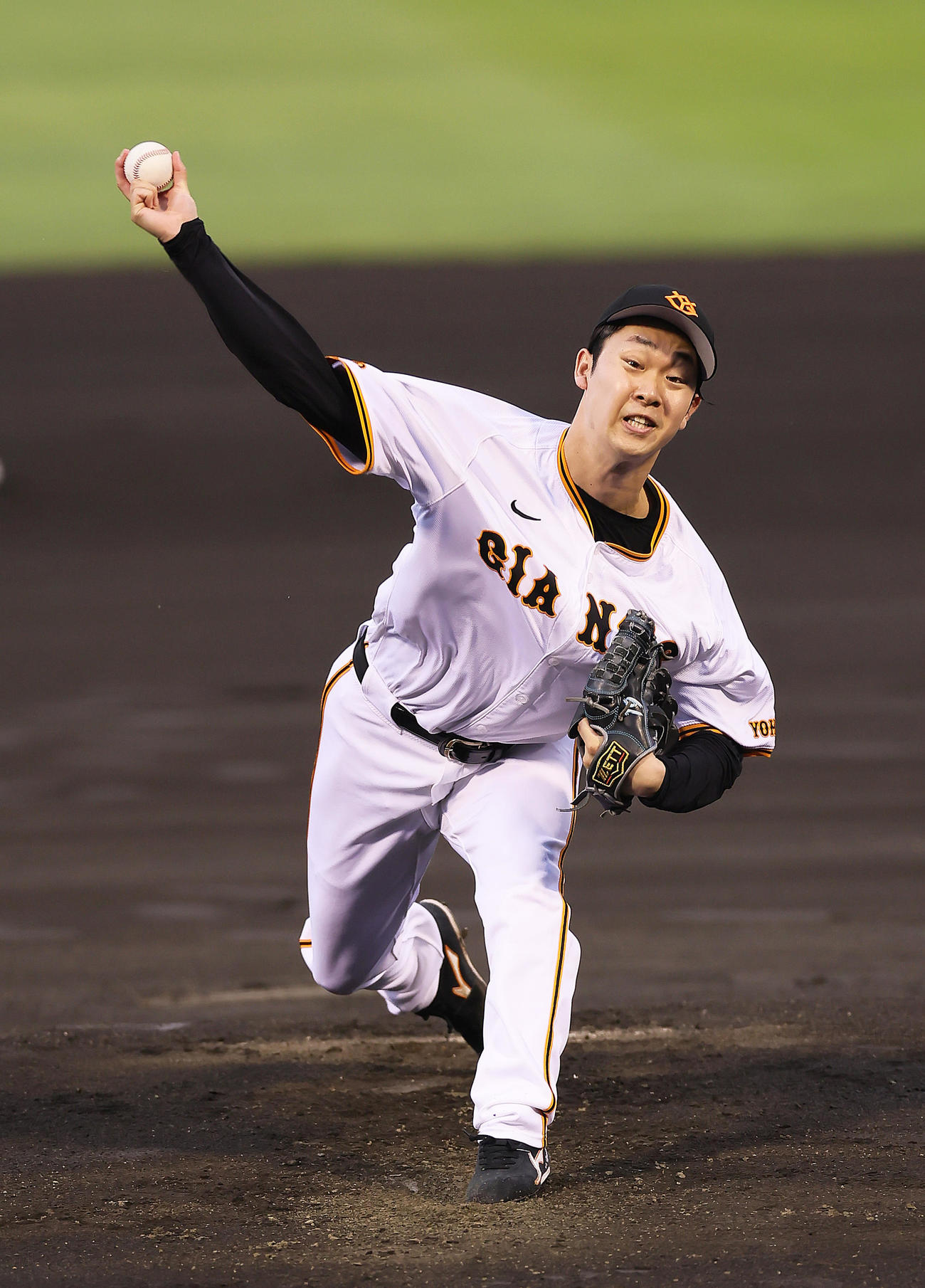 巨人対中日　力投する巨人先発の山崎伊（撮影・足立雅史）