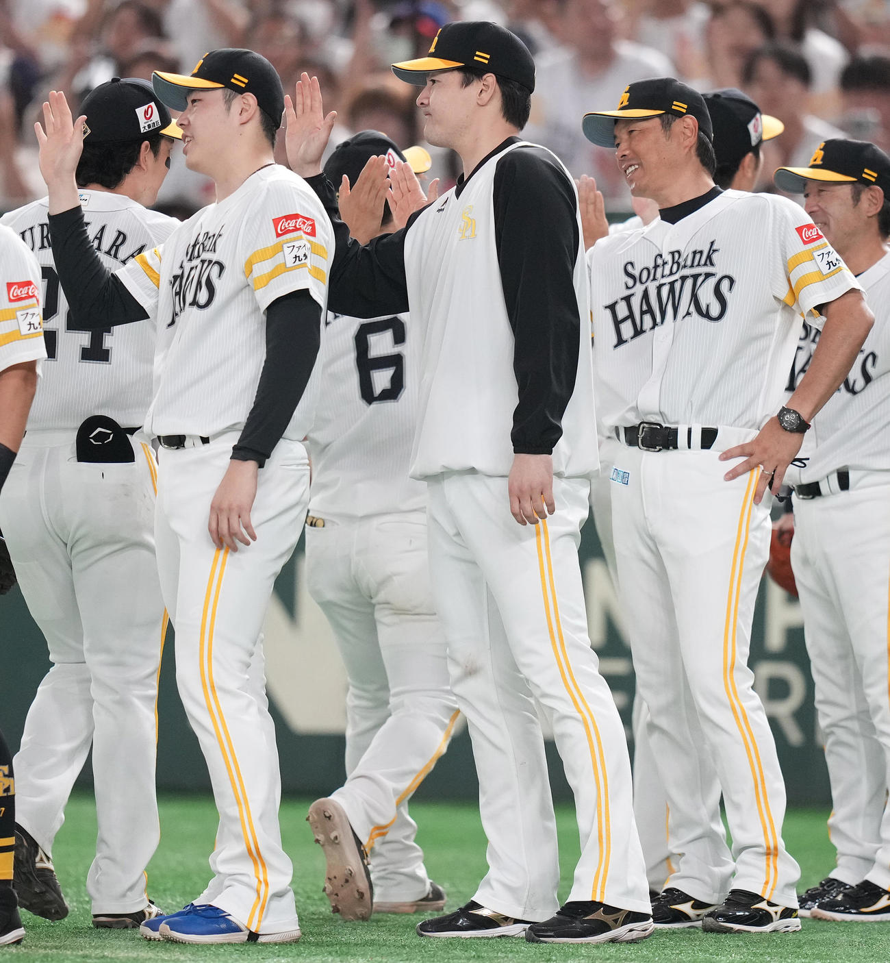 ソフトバンク対西武　西武に勝利しナインを迎えるソフトバンク有原（中央）と小久保監督（右から2人目）（撮影・鈴木みどり）