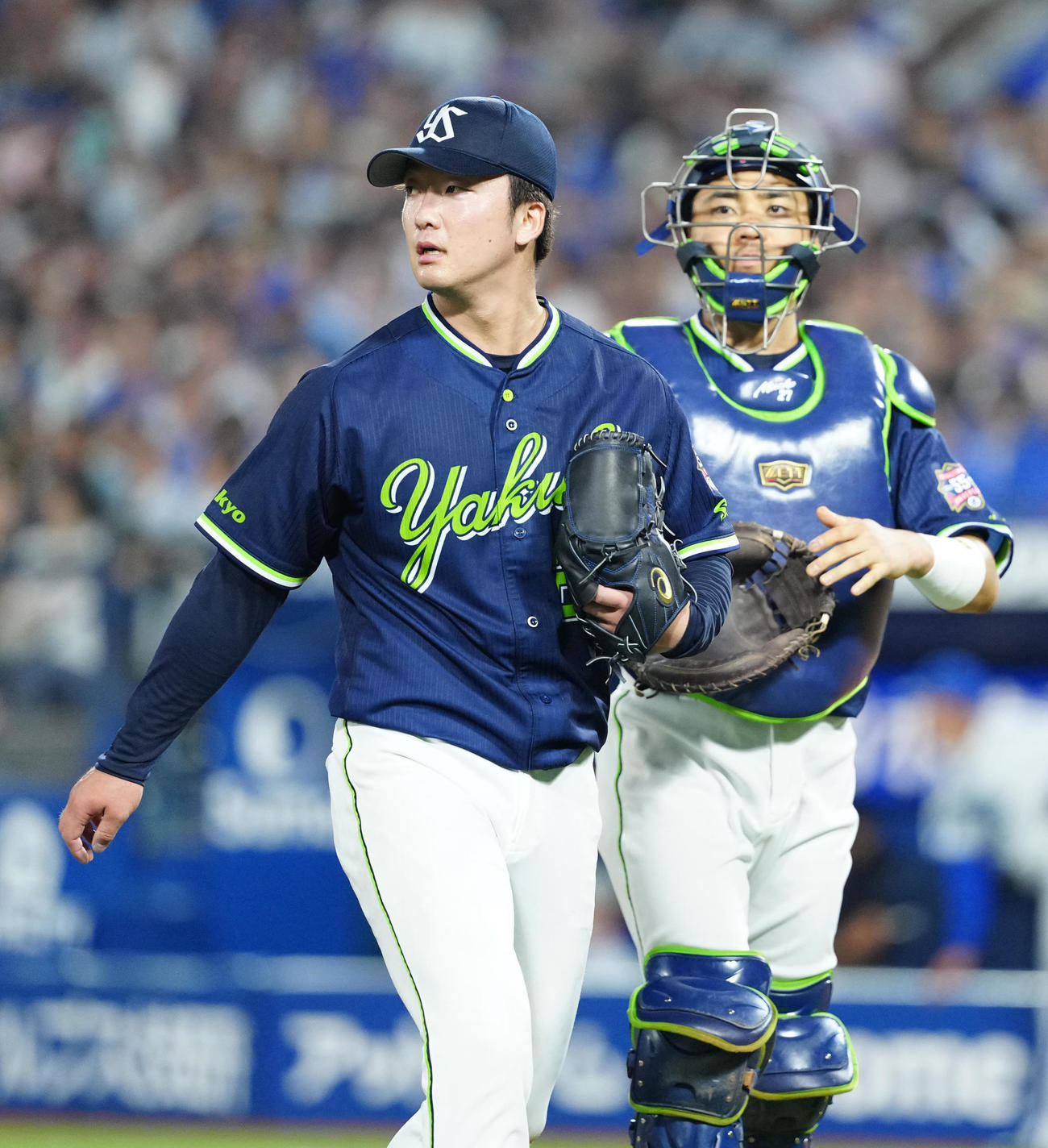 DeNA対ヤクルト　4回裏終了後、ベンチに引き揚げるヤクルト先発の吉村。右は捕手中村（撮影・江口和貴）