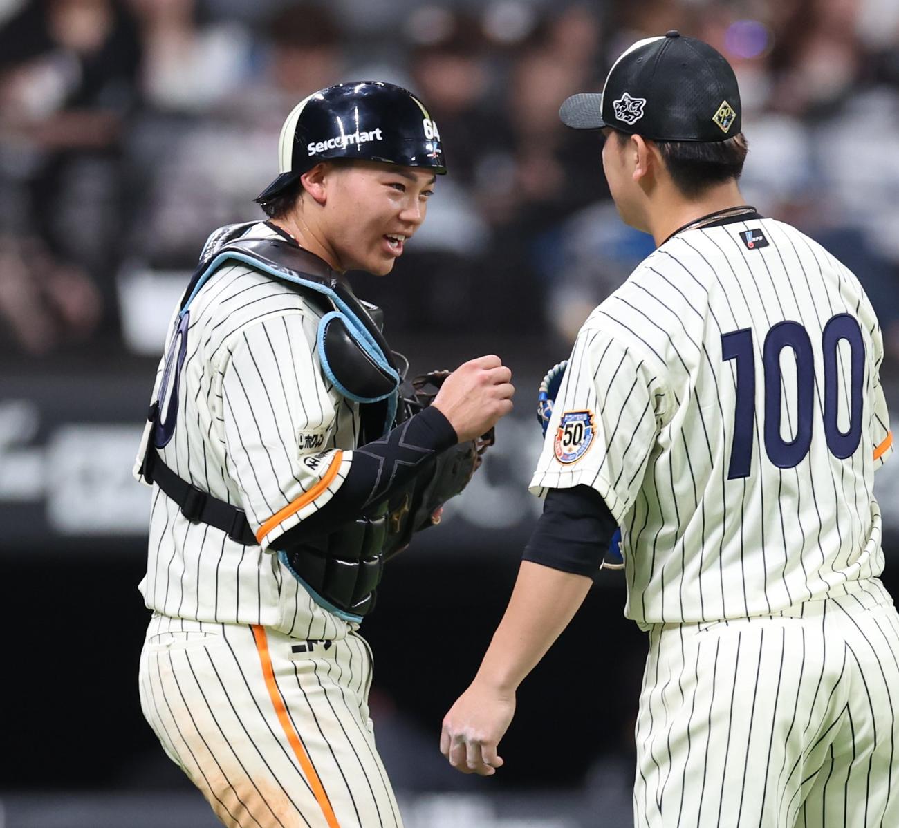 日本ハム対ロッテ　試合後、河野（右）とタッチする田宮（撮影・黒川智章）