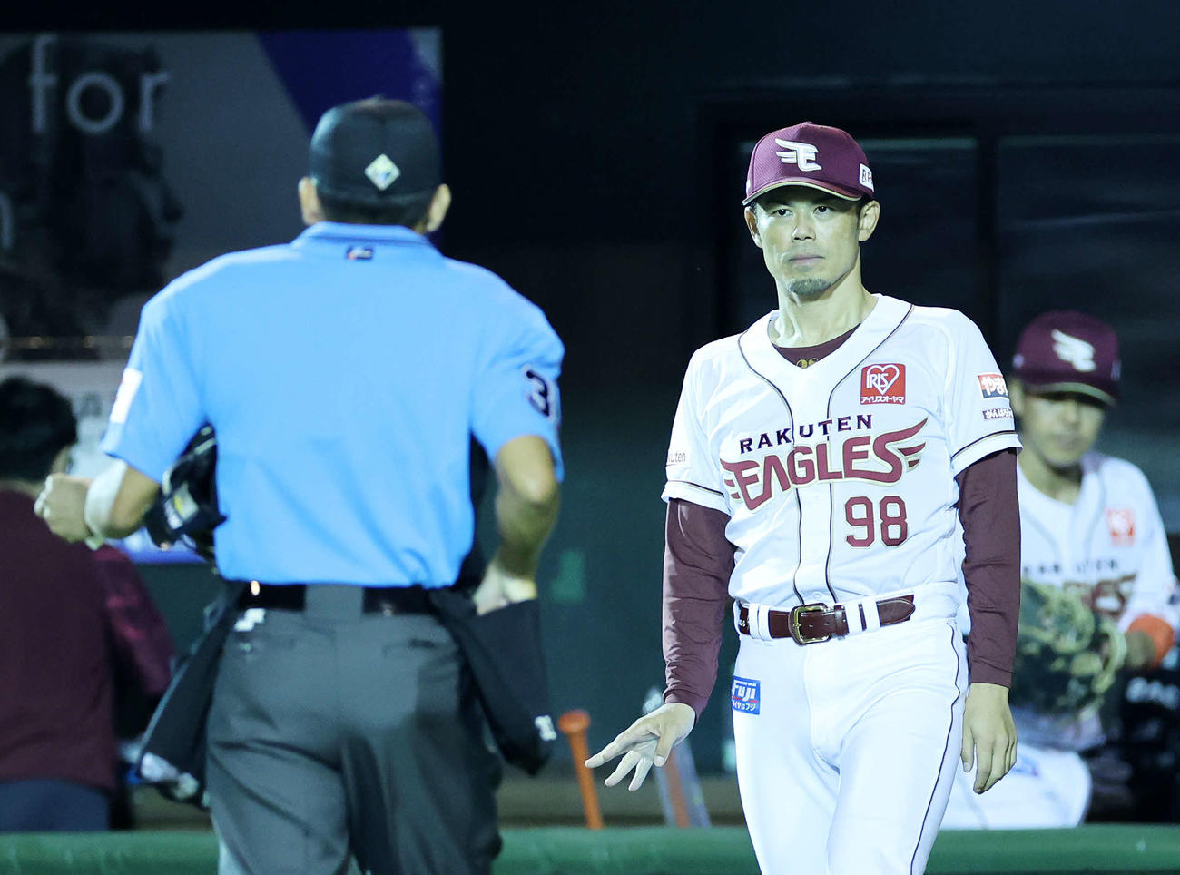 楽天対オリックス　9回表、投手交代を告げる楽天今江監督（撮影・鈴木正人）