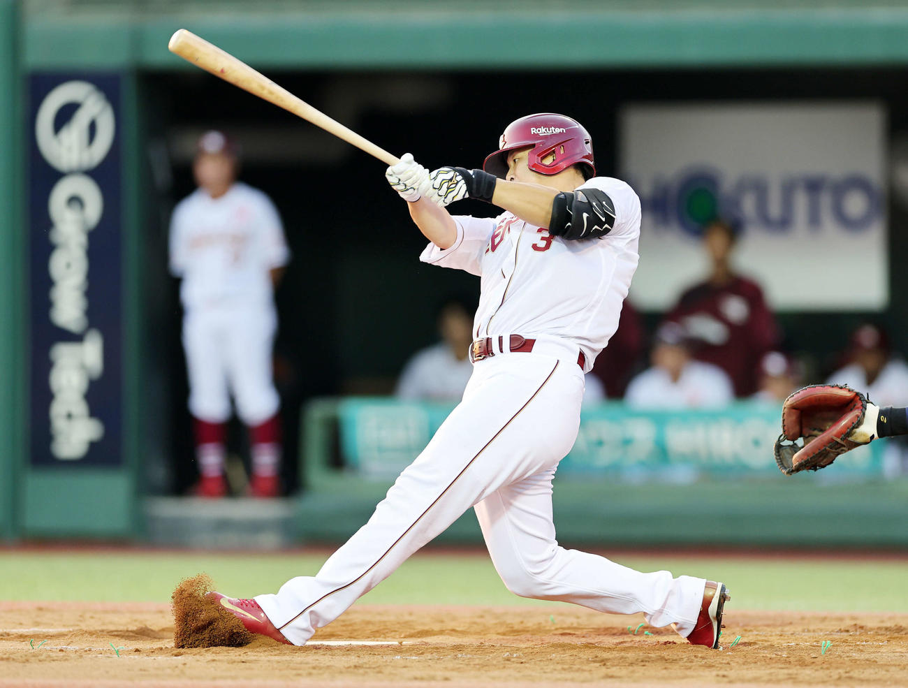 楽天対オリックス　2回裏楽天1死、浅村は左越え二塁打を放つ（撮影・鈴木正人）