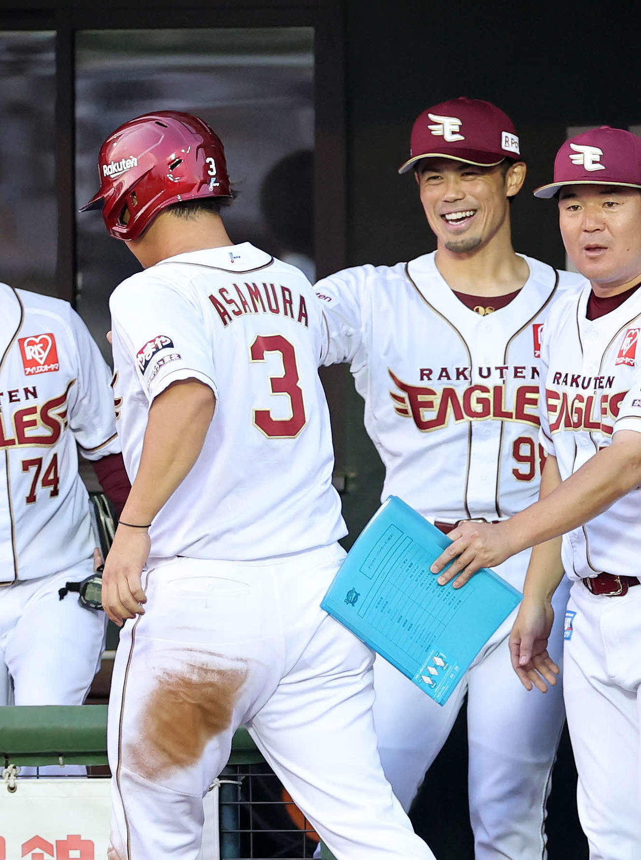 楽天対オリックス　2回裏楽天1死一、三塁、フランコの右犠飛で三塁走者の浅村（左）を笑顔で迎える今江監督（撮影・鈴木正人）