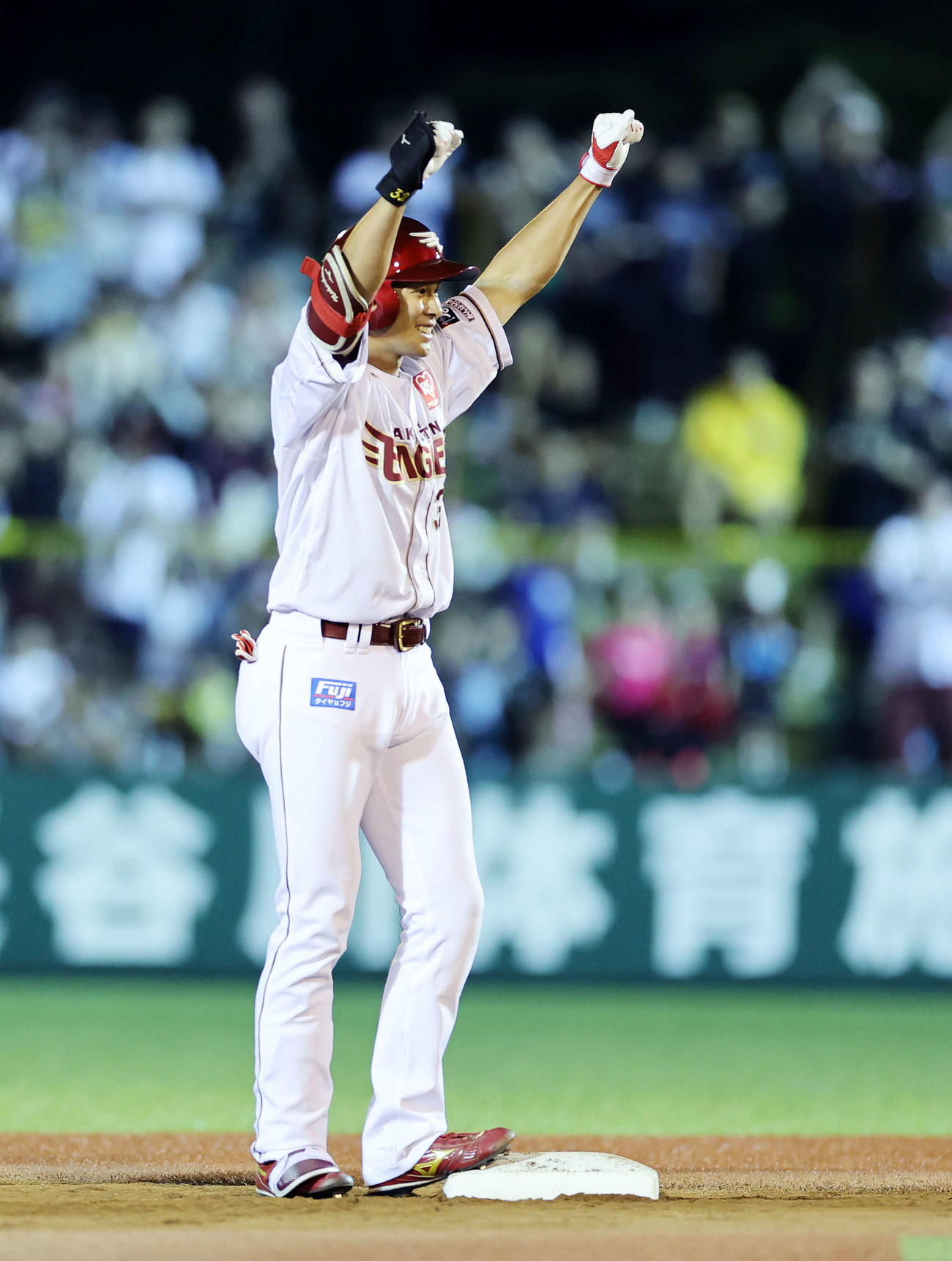 楽天対オリックス　9回裏楽天無死、中島はプロ初安打の一塁強襲二塁打を放ちガッツポーズ（撮影・鈴木正人）
