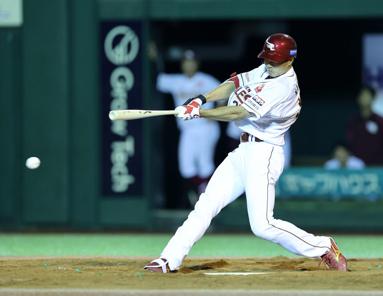 楽天対オリックス　9回裏楽天無死、中島はプロ初安打の一塁強襲二塁打を放つ（撮影・鈴木正人）