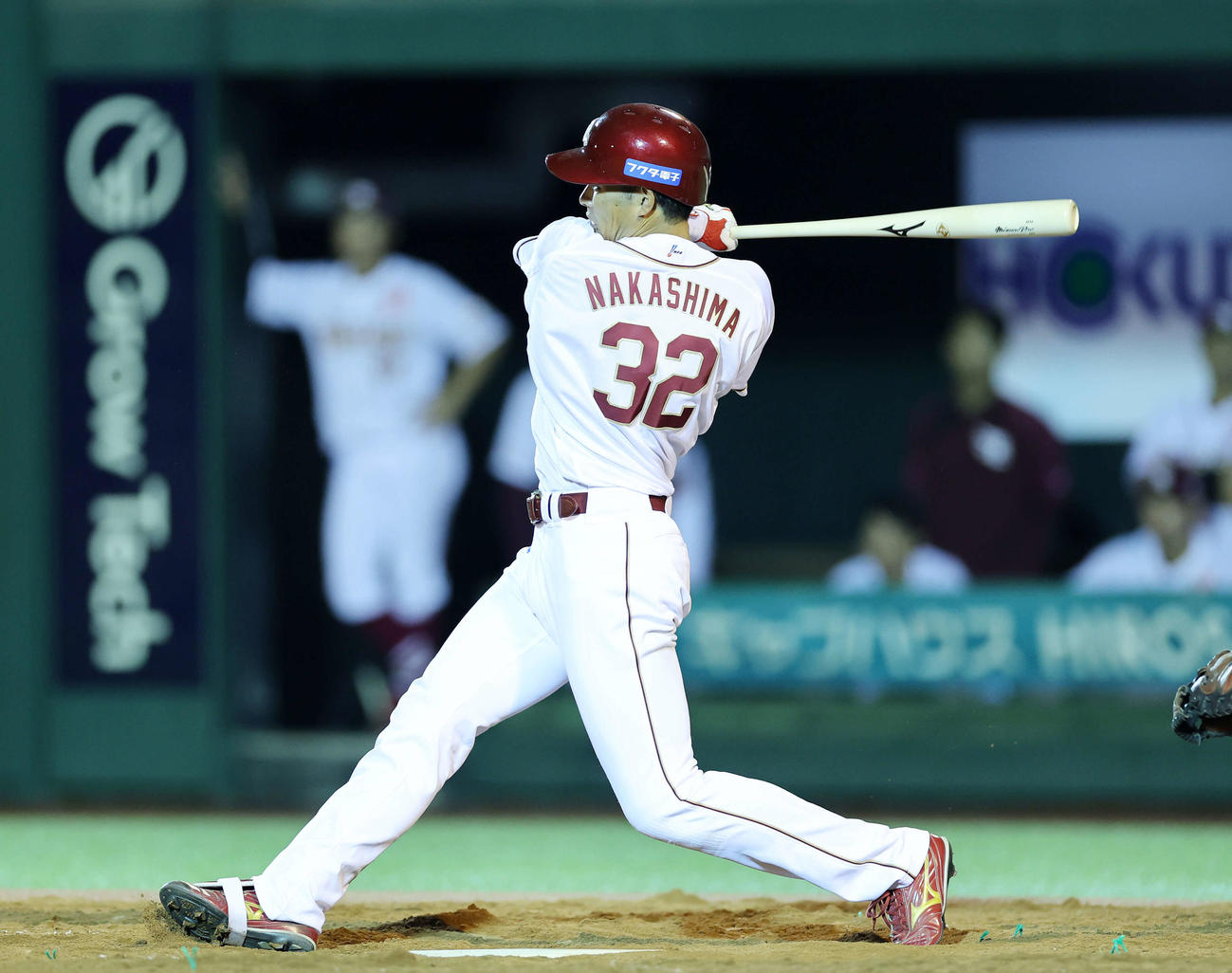 楽天対オリックス　9回裏楽天無死、中島はプロ初安打の一塁強襲二塁打を放つ（撮影・鈴木正人）