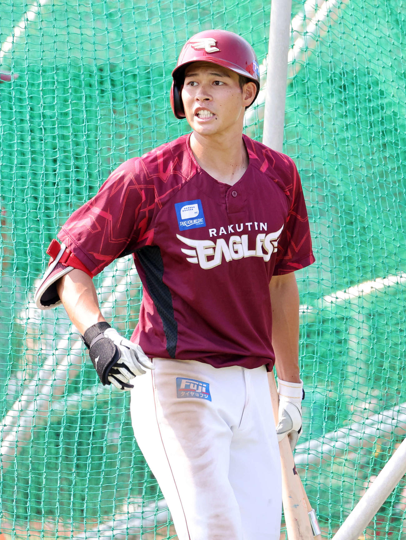 楽天対オリックス　打撃練習を終え引き揚げる楽天中島（撮影・鈴木正人）
