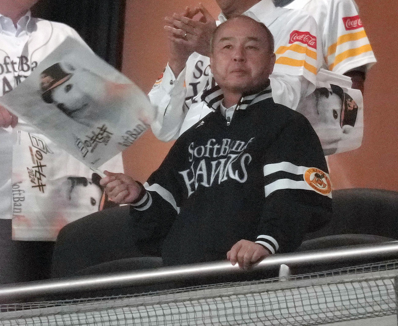 ソフトバンク対西武　旗を振るソフトバンク孫正義オーナー（撮影・鈴木みどり）
