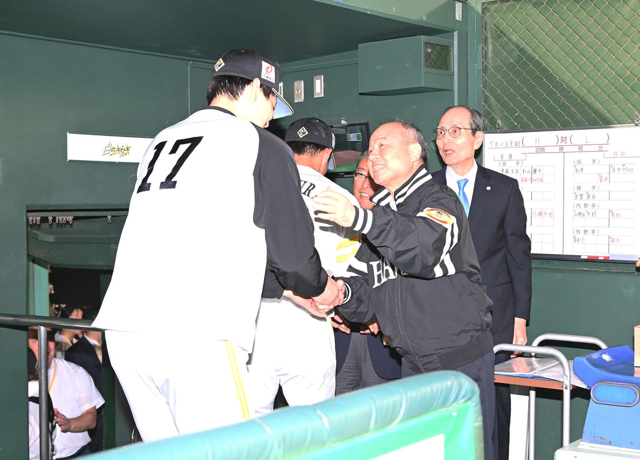 ソフトバンク対西武　西武に勝利し今季8勝目を挙げた有原を迎えるソフトバンク孫オーナー。後方は王会長（撮影・たえ見朱実）
