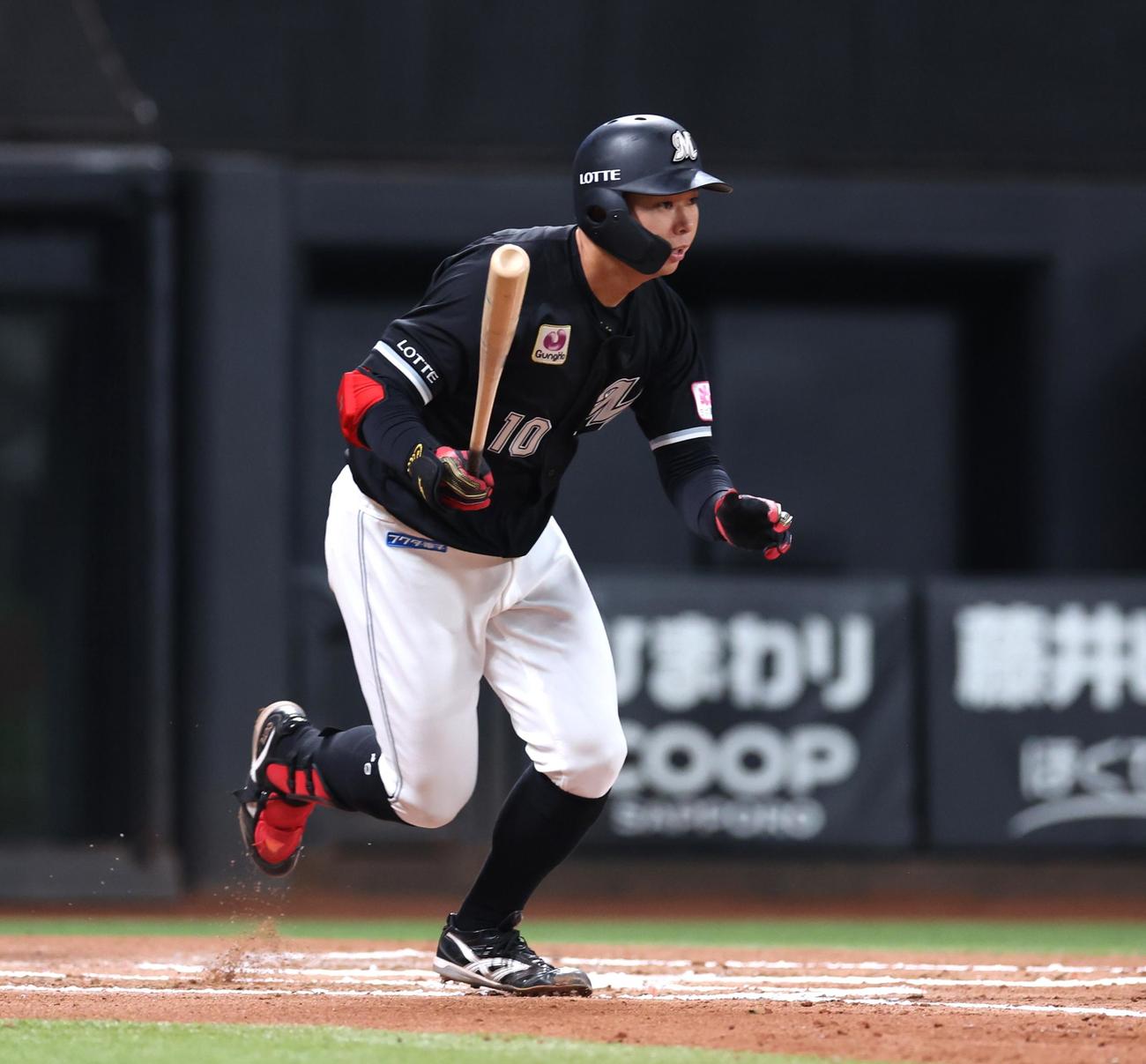 日本ハム対ロッテ　6回表ロッテ1死、二前内野安打を放つ上田（撮影・黒川智章）