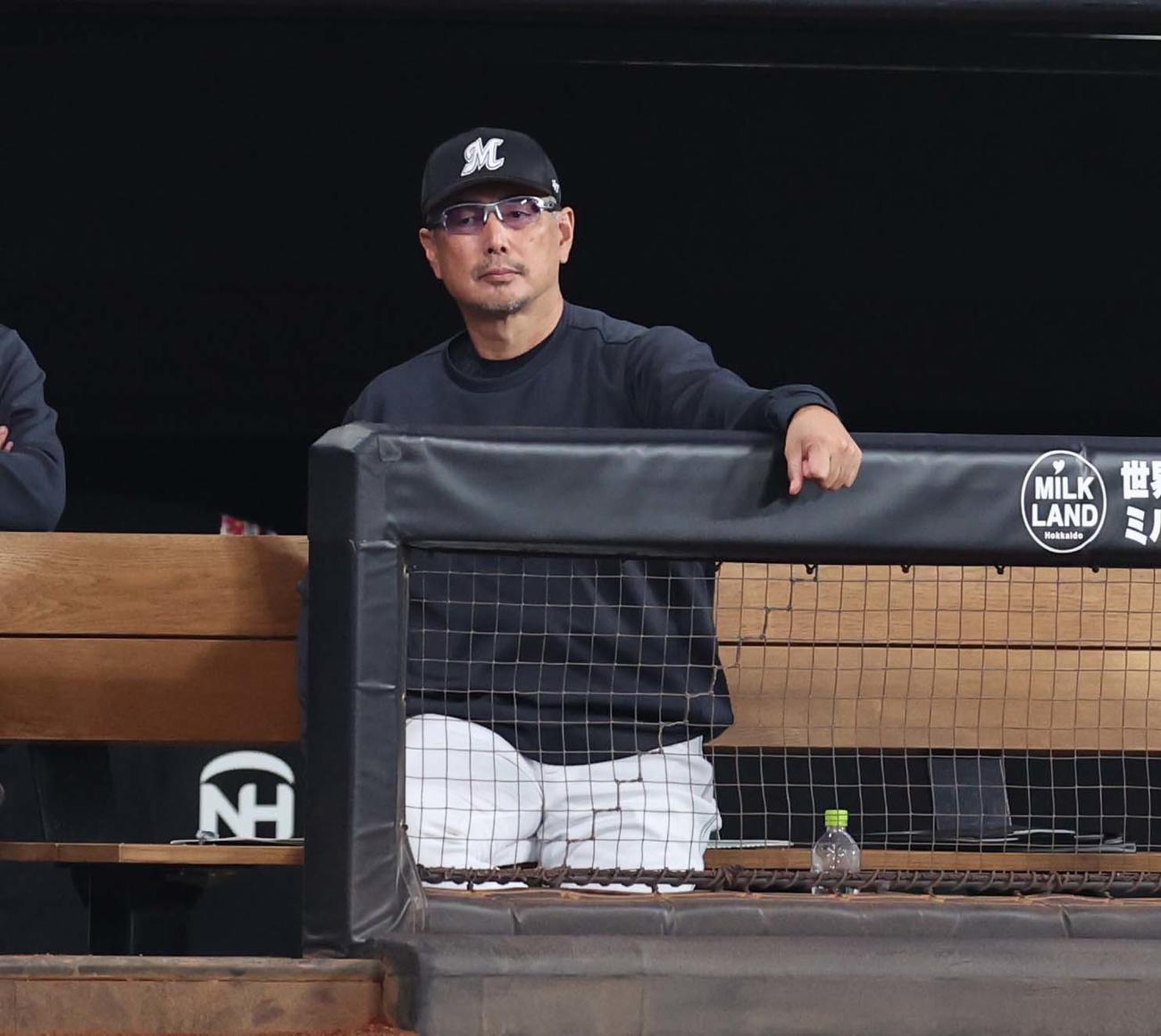 日本ハム対ロッテ　ベンチで試合を見つめる吉井監督（撮影・黒川智章）