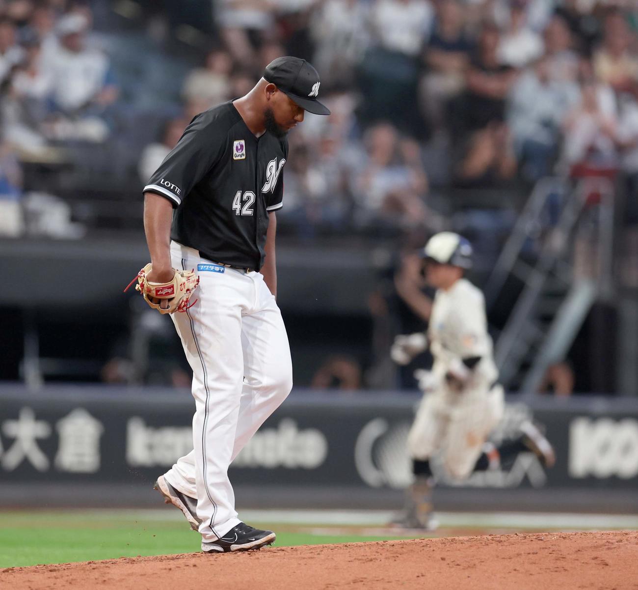 日本ハム対ロッテ　5回裏日本ハム1死二塁、上川畑に右越え2点本塁打を浴びるメルセデス（撮影・黒川智章）