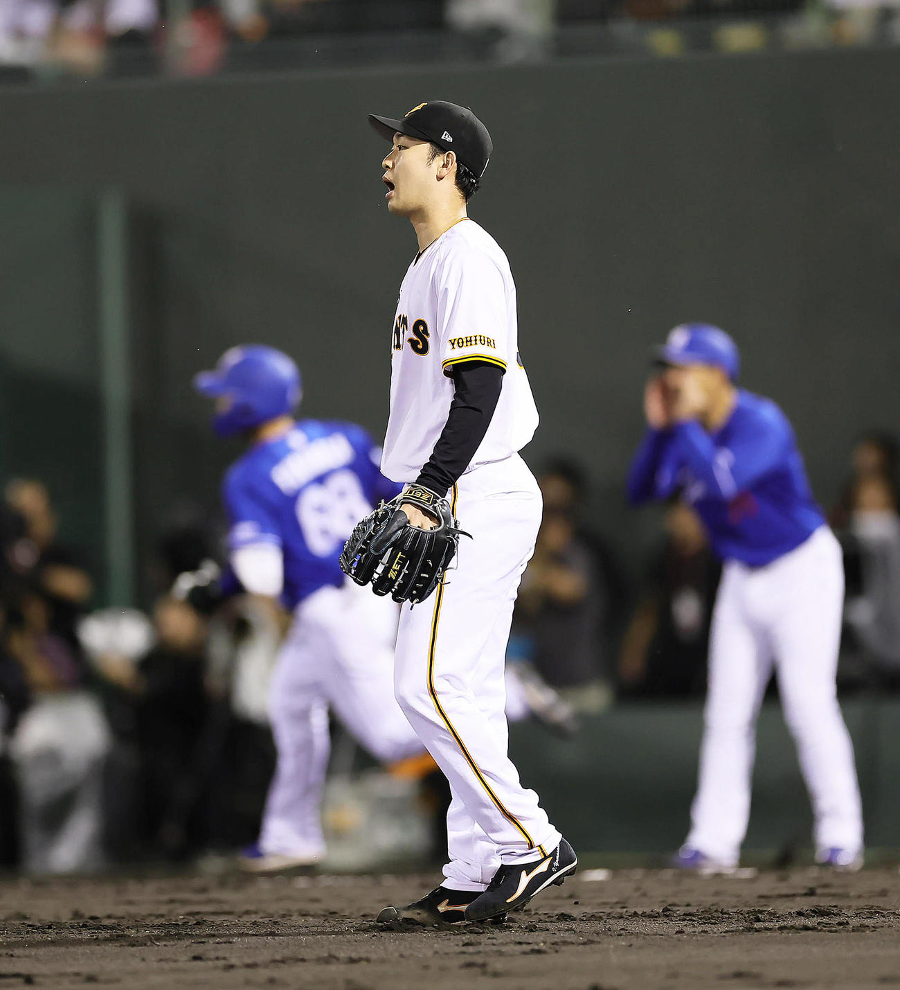 巨人対中日　5回表中日1死二塁、福永（後方左）に左越え2点本塁打を許した山崎伊（撮影・足立雅史）