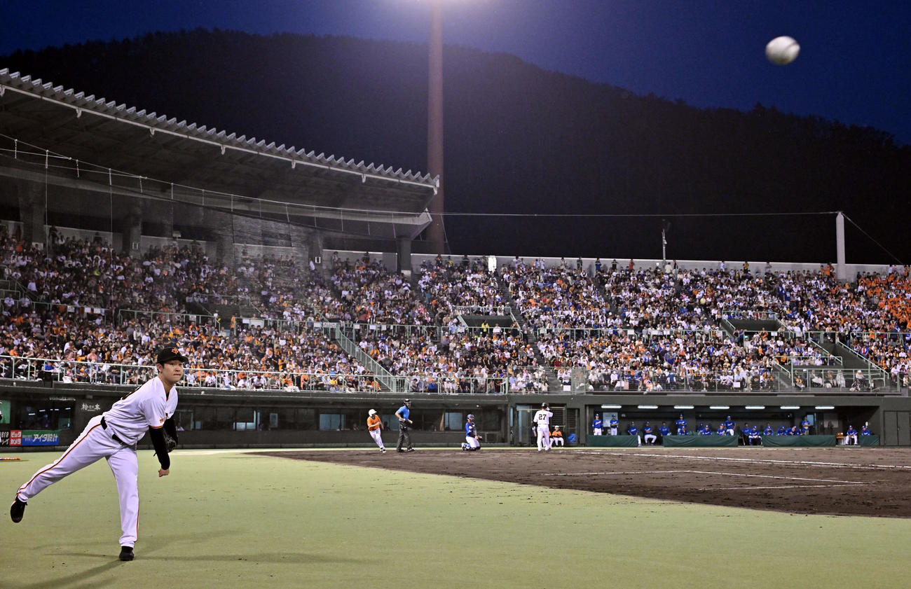 巨人対中日　試合の合間にキャッチボールする巨人先発の山崎伊（撮影・滝沢徹郎）