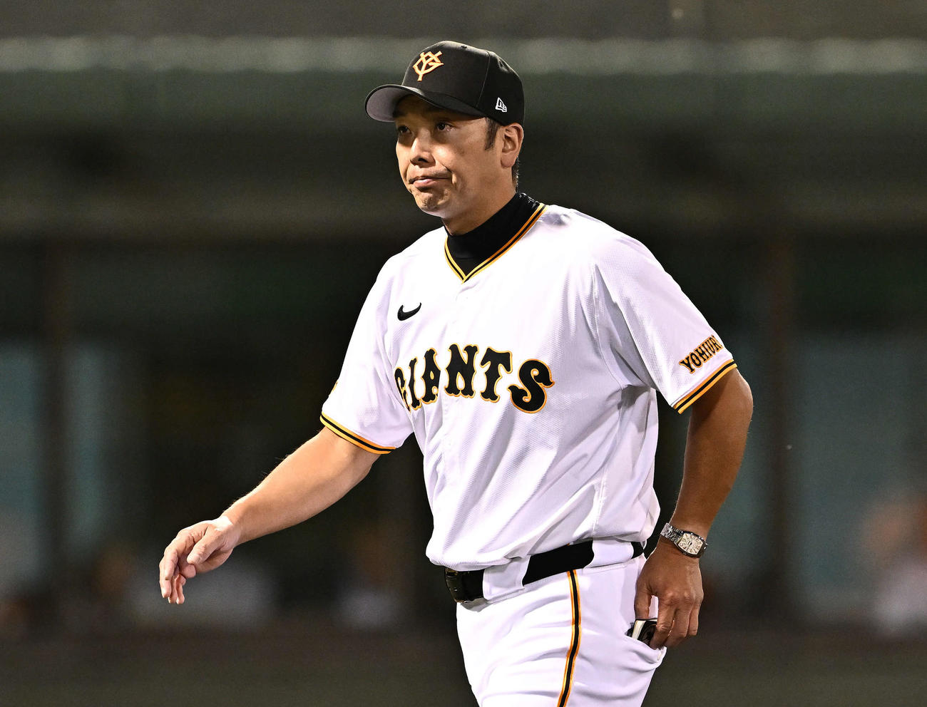 巨人対中日　交代を告げ浮かない表情で引き揚げる巨人阿部監督（撮影・滝沢徹郎）