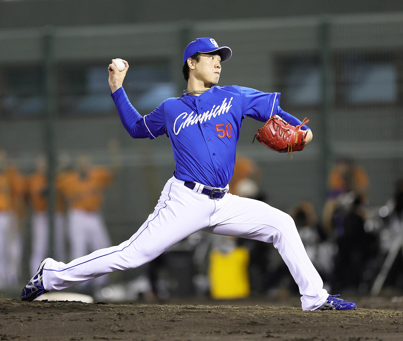 巨人対中日　7回途中から登板した中日清水（撮影・足立雅史）