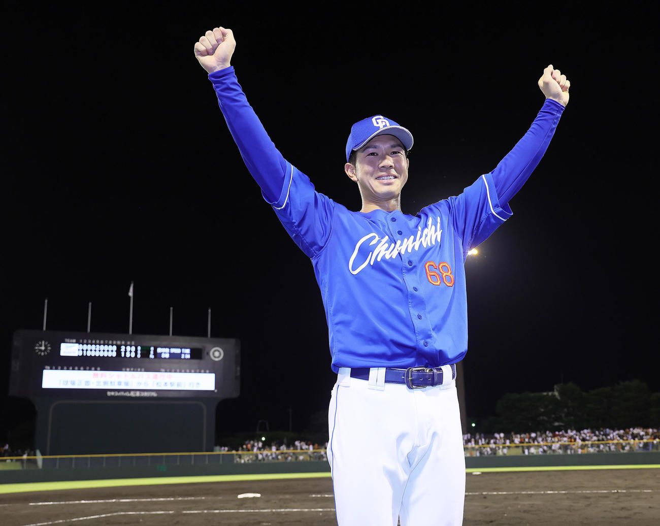 巨人対中日　ヒーローインタビューを終え笑顔を見せる中日福永（撮影・足立雅史）