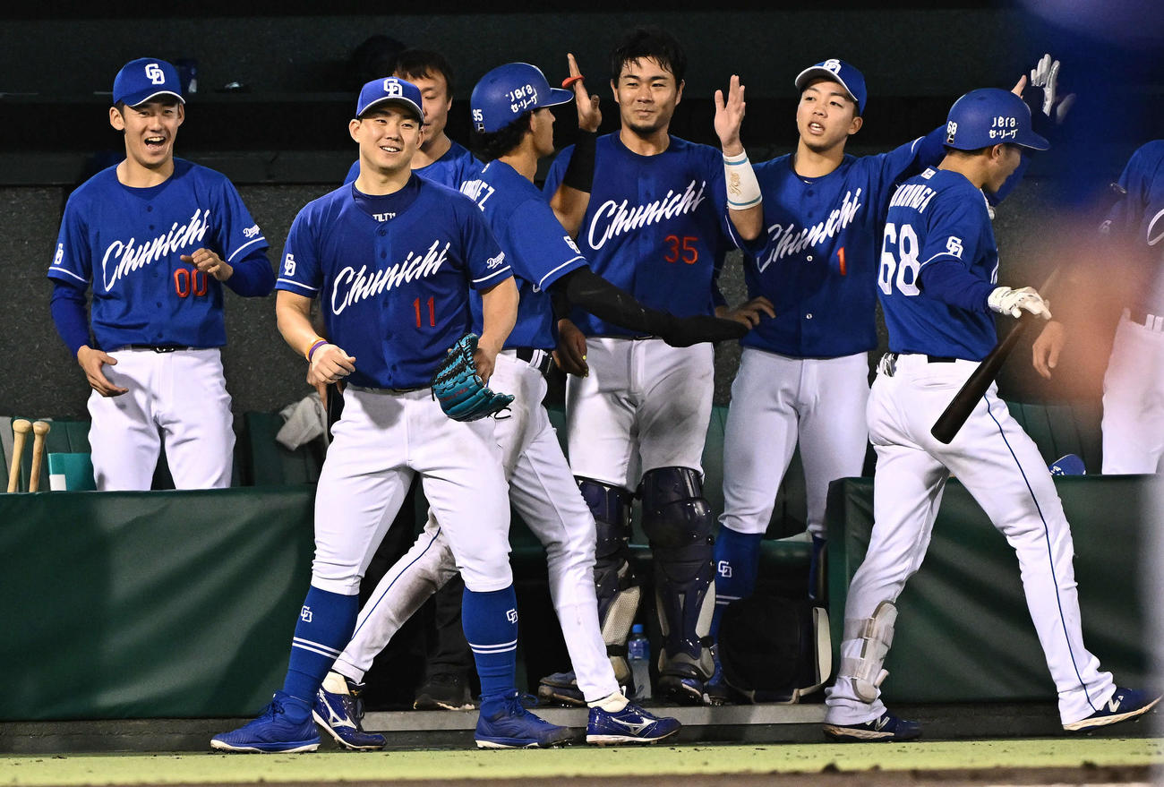 巨人対中日　5回表中日1死二塁、福永（右）の2点本塁打に笑顔を見せる小笠原（左から2人目）（撮影・滝沢徹郎）
