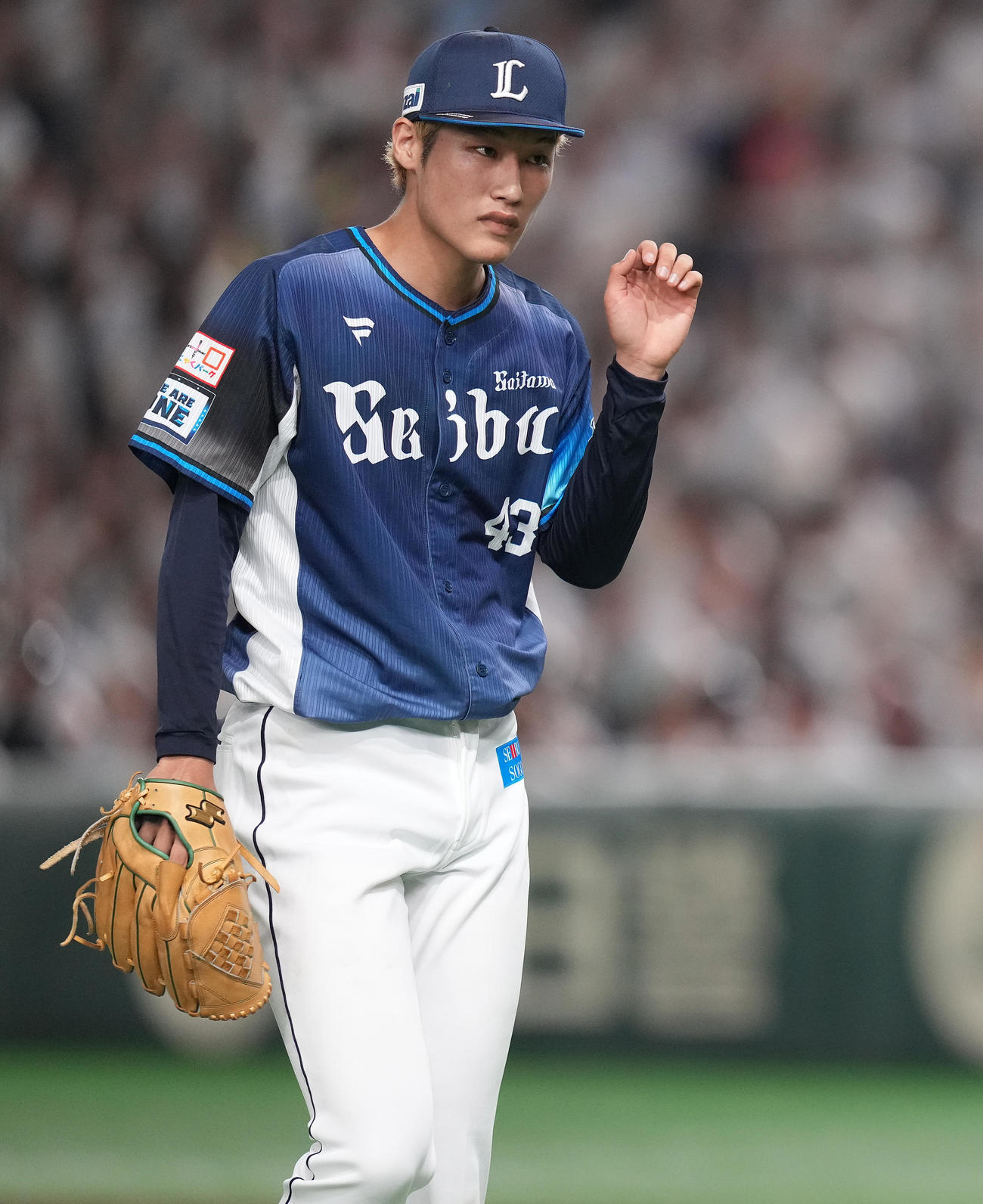 ソフトバンク対西武　3回裏を終え、浮かない表情でベンチへ戻る西武羽田（撮影・鈴木みどり）