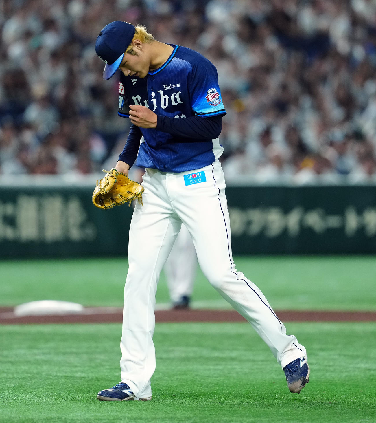 ソフトバンク対西武　2回裏ソフトバンク1死一、二塁、広瀬を併殺打に打ち取りガッツポーズを決める羽田（撮影・たえ見朱実）