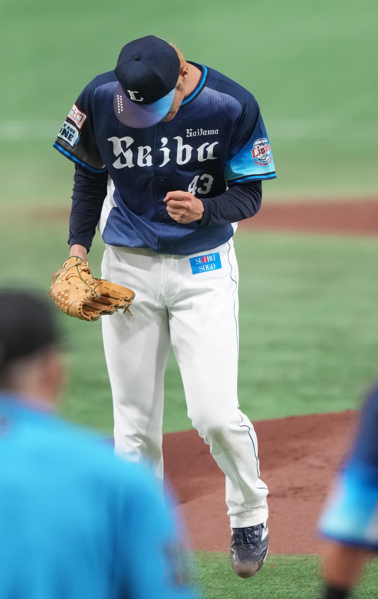 ソフトバンク対西武　2回裏ソフトバンク1死一、二塁、広瀬を二ゴロ併殺に仕留め、ガッツポーズする羽田（撮影・鈴木みどり）
