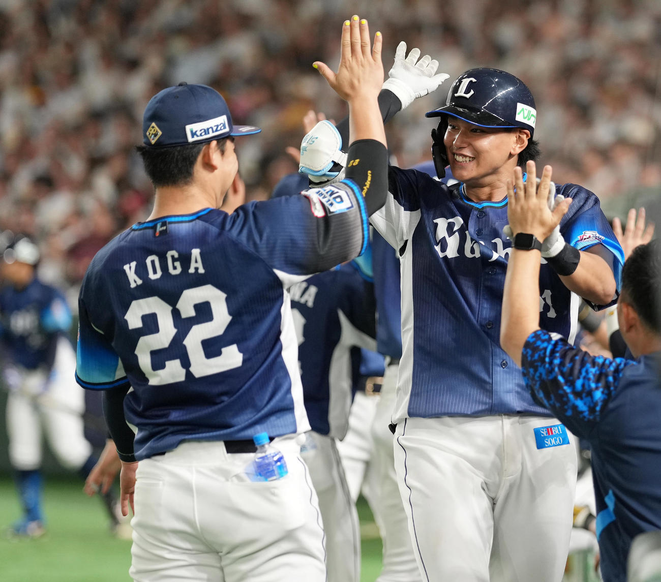 ソフトバンク対西武　7回表ソフトバンク1死一塁、右越え2点本塁打を放った西川はナインと笑顔でハイタッチ（撮影・鈴木みどり）
