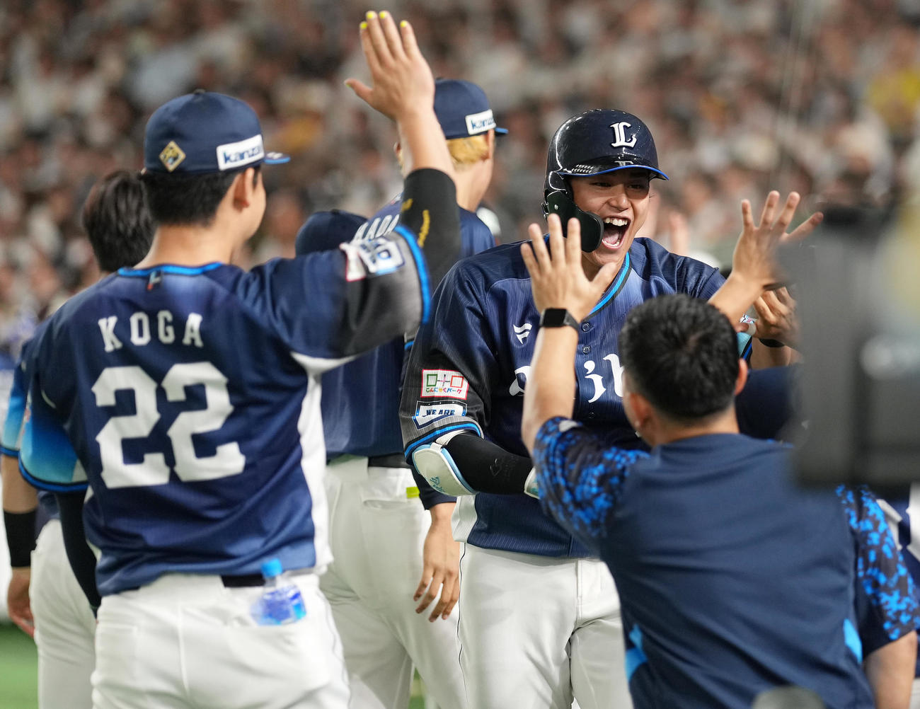 ソフトバンク対西武　7回表ソフトバンク1死一塁、右越え2点本塁打を放った西川はチームメートと笑顔でハイタッチ（撮影・鈴木みどり）