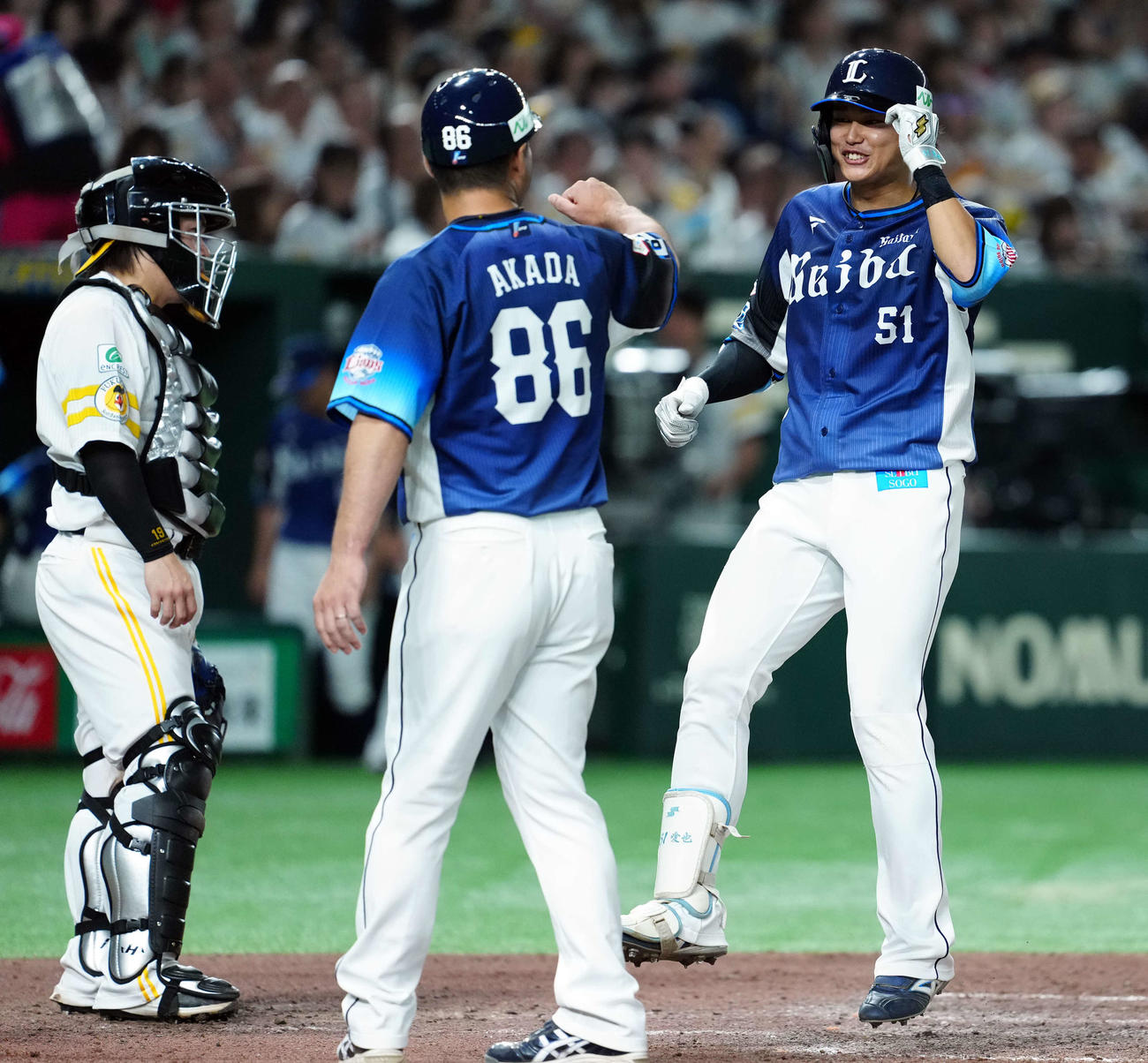 ソフトバンク対西武　7回表西武1死一塁、2点本塁打を放ち笑顔で生還する西川（撮影・たえ見朱実）