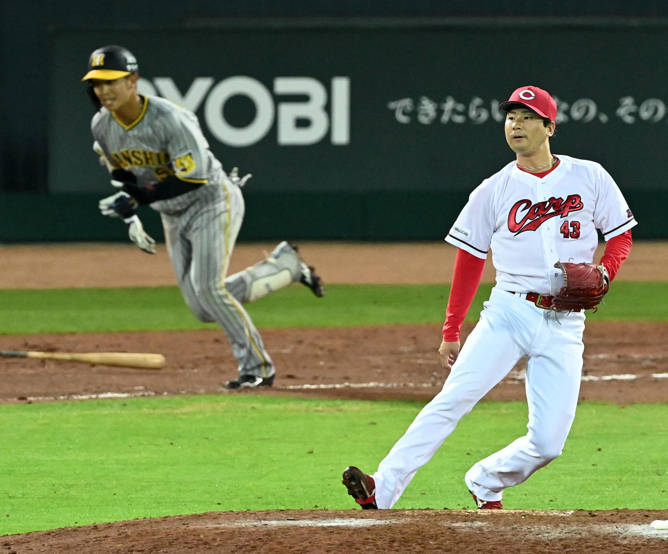 広島対阪神　10回表阪神1死一塁、島田に右前打を打たれた島内（撮影・前岡正明）