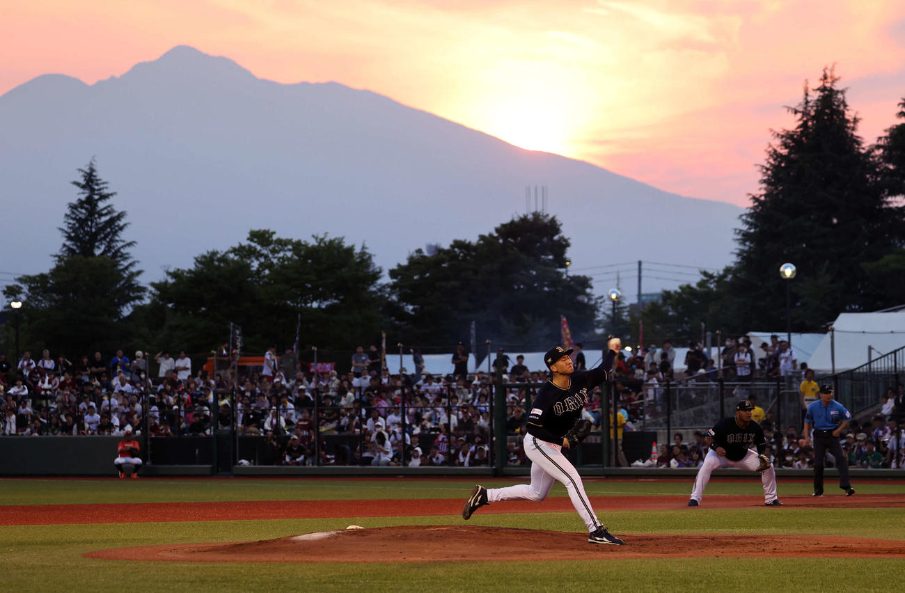 楽天対オリックス　岩木山を背に力投するオリックス先発の曽谷（撮影・鈴木正人）