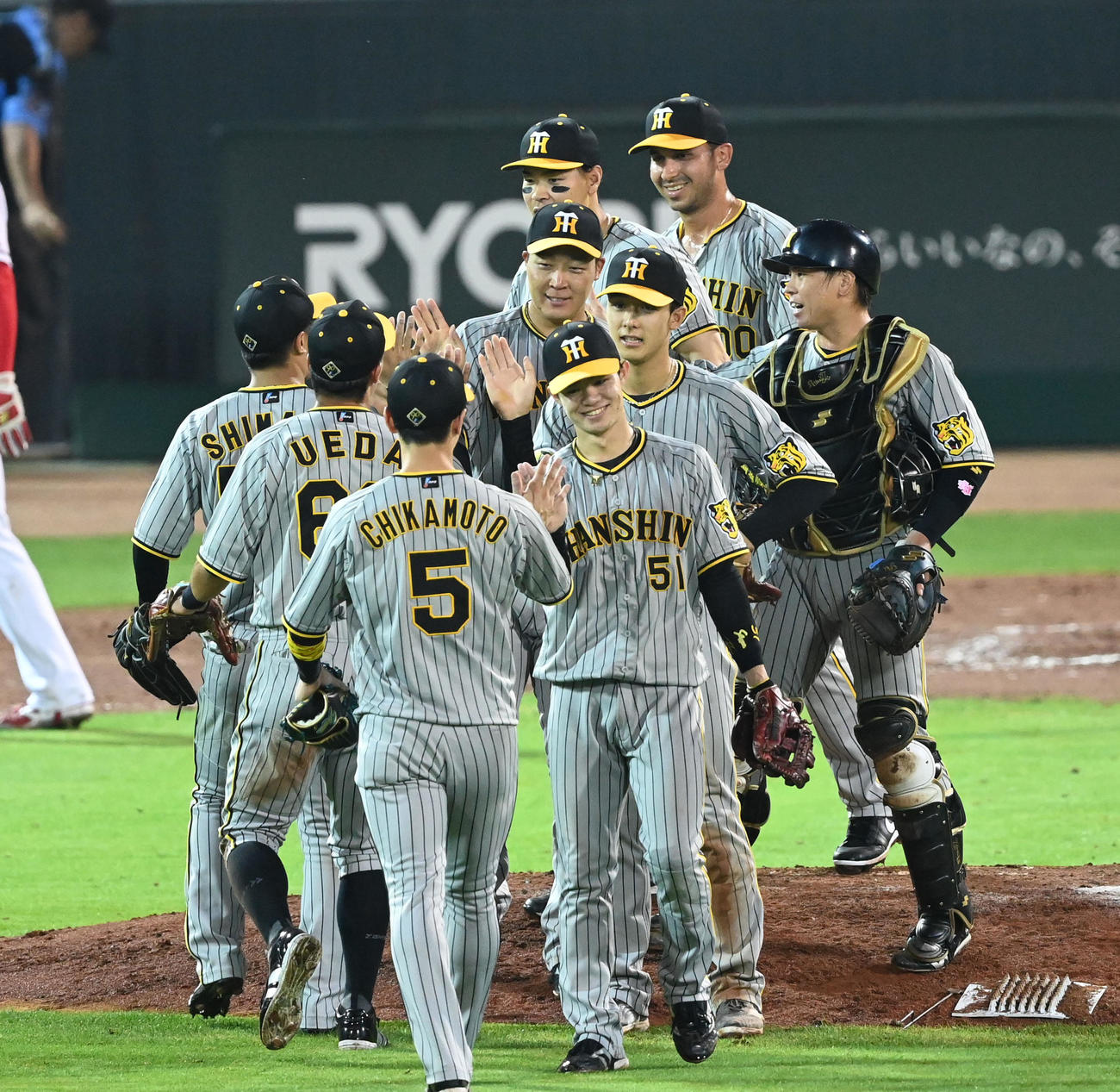 広島対阪神　広島に勝利、喜ぶ阪神ナイン（撮影・前岡正明）