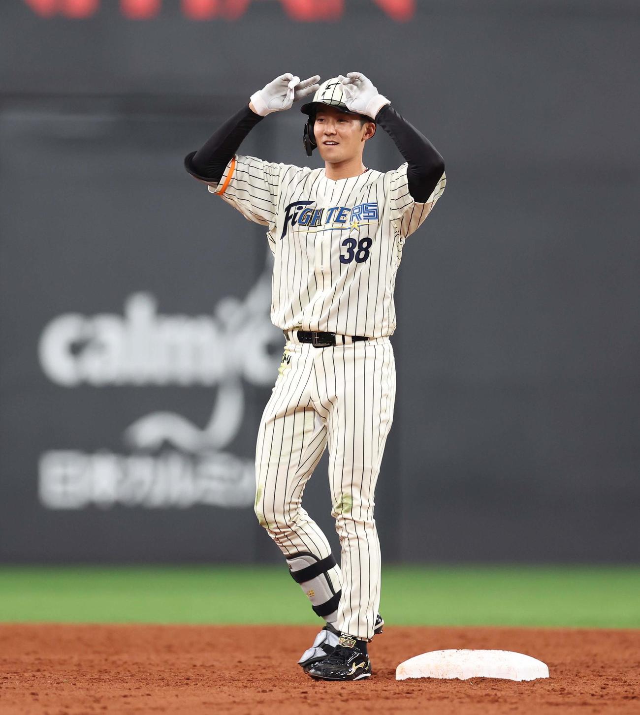 日本ハム対ロッテ　7回裏日本ハム1死一、二塁、左中間に適時二塁打を放ちポーズをとる石井（撮影・黒川智章）