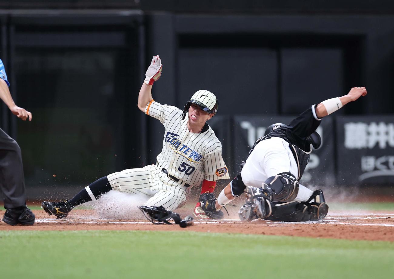 日本ハム対ロッテ　7回裏日本ハム1死二、三塁、清宮の右犠飛で生還する三塁走者五十幡（撮影・黒川智章）