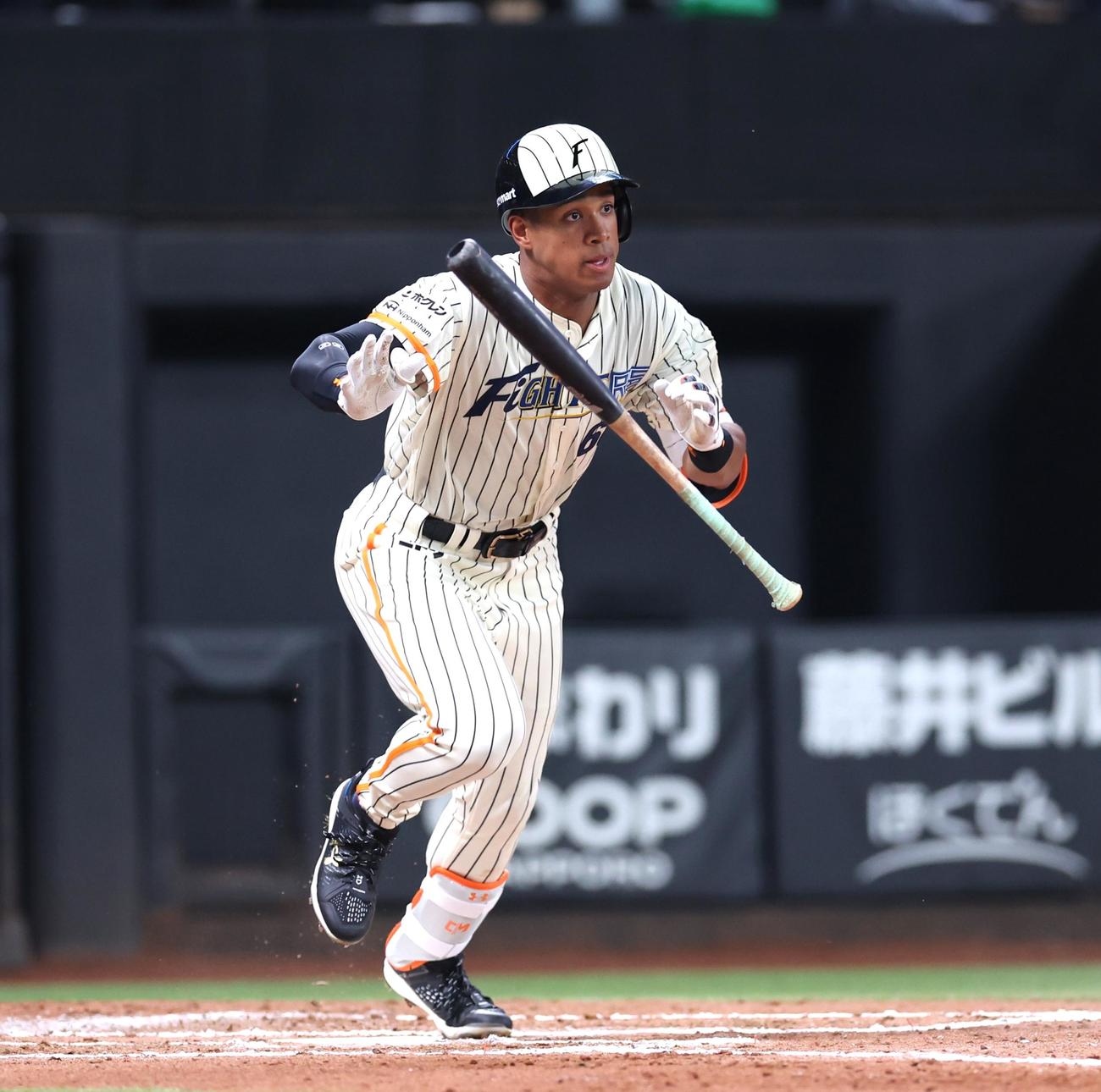 日本ハム対ロッテ　6回裏日本ハム1死一塁、二塁内野安打を放つ万波（撮影・黒川智章）