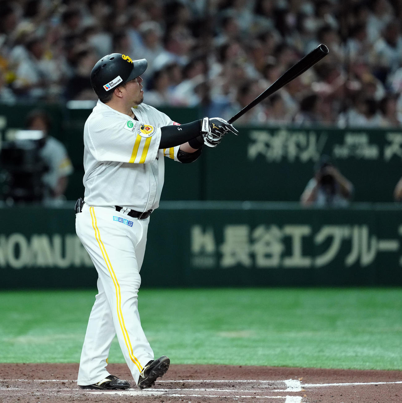 ソフトバンク対西武　6回裏ソフトバンク1死、左越えにソロ本塁打を放つ山川（撮影・たえ見朱実）