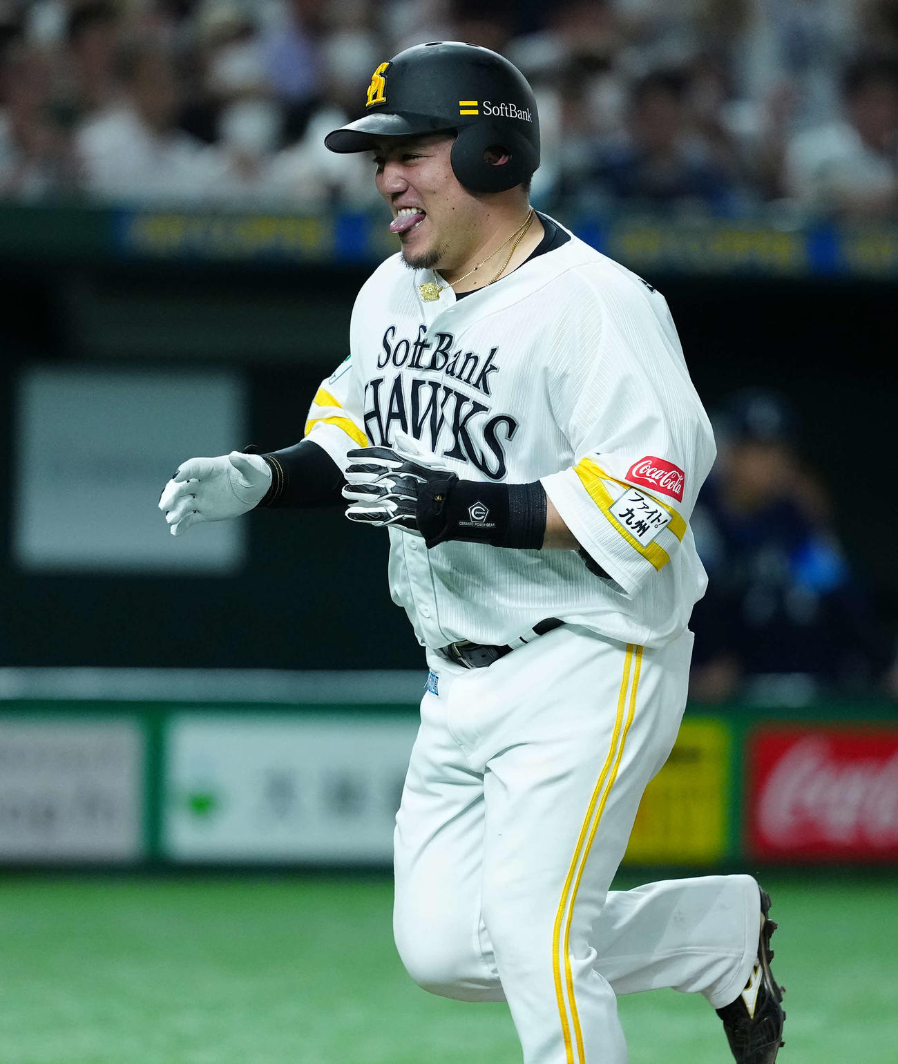 ソフトバンク対西武　6回裏ソフトバンク1死、左越えにソロ本塁打を放ち笑顔を見せる山川（撮影・たえ見朱実）