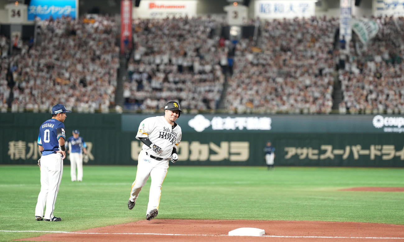 ソフトバンク対西武　6回裏ソフトバンク1死、左中間にソロ本塁打を放ち、ダイヤモンドをまわる山川（撮影・鈴木みどり）