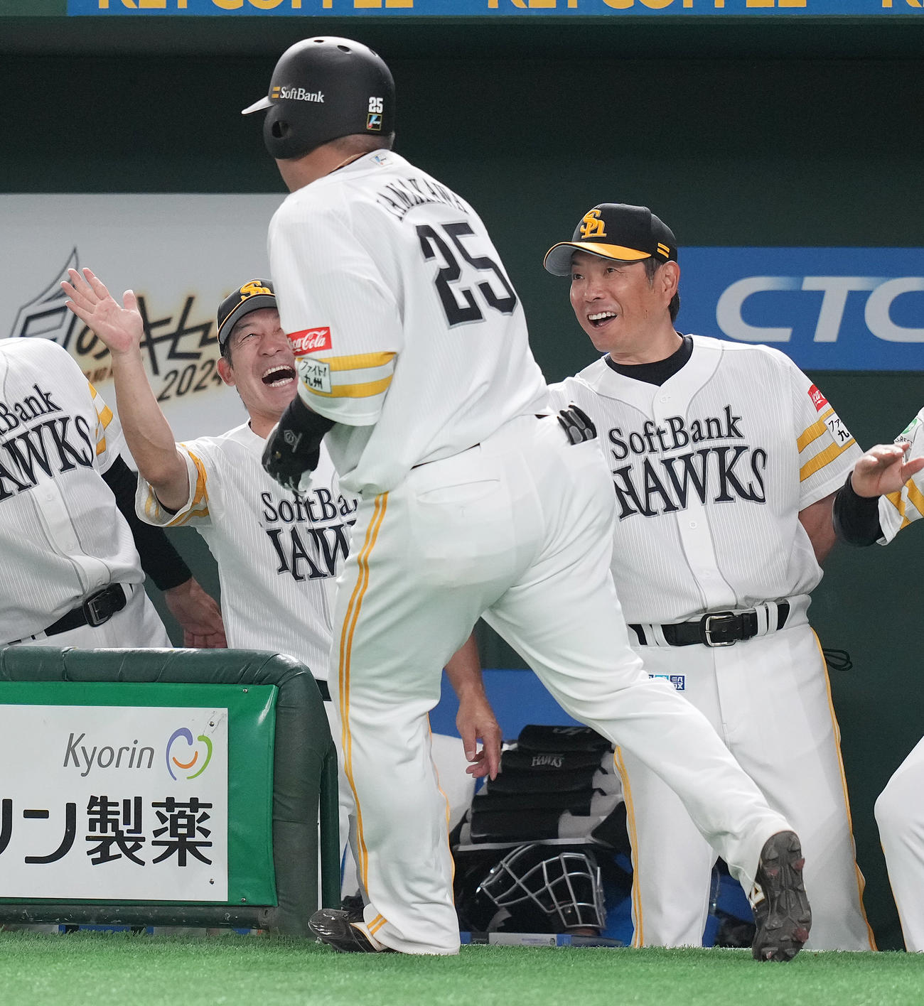 ソフトバンク対西武　6回裏ソフトバンク1死、左中間にソロ本塁打を放った山川（中央）を迎える小久保監督（右）（撮影・鈴木みどり）