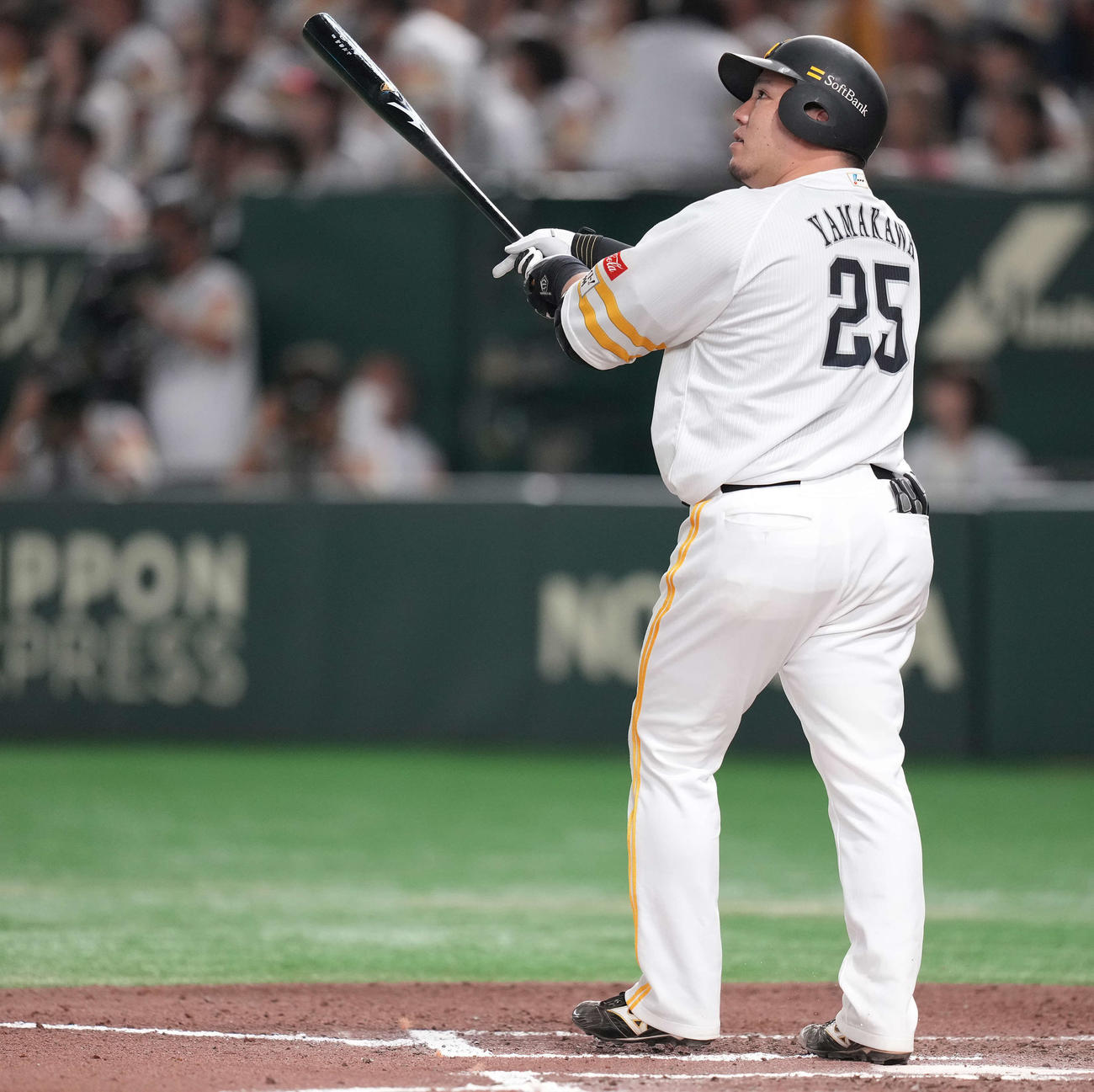 ソフトバンク対西武　6回裏ソフトバンク1死、左中間にソロ本塁打を放つ山川（撮影・鈴木みどり）