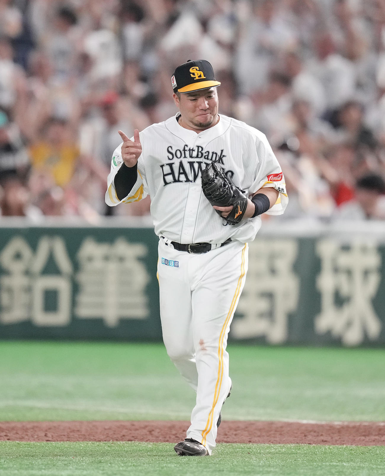 ソフトバンク対西武　西武に勝利し、指をさすソフトバンク山川（撮影・鈴木みどり）