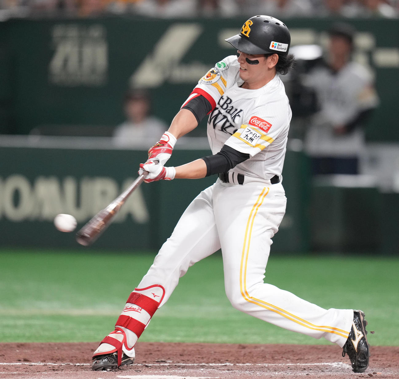 ソフトバンク対西武　3回裏ソフトバンク1死三塁、右適時二塁打を放つ栗原（撮影・鈴木みどり）