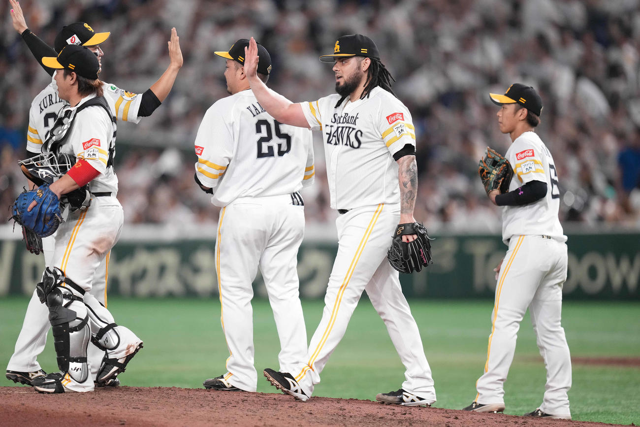 ソフトバンク対西武　西武に勝利しタッチを交わすオスナ（中央）らソフトバンクナイン（撮影・鈴木みどり）
